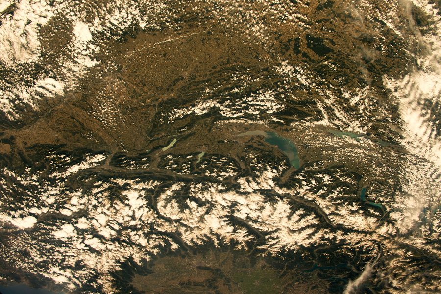 Weite Landschaft der Europäischen Alpen mit Bergen und Tal