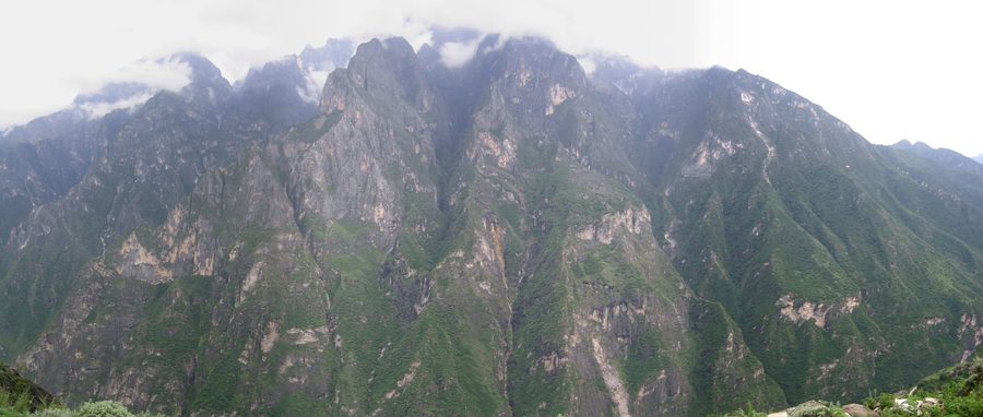 Berglandschaft mit Fluss in der Tigersprungschlucht in Yunnan, China