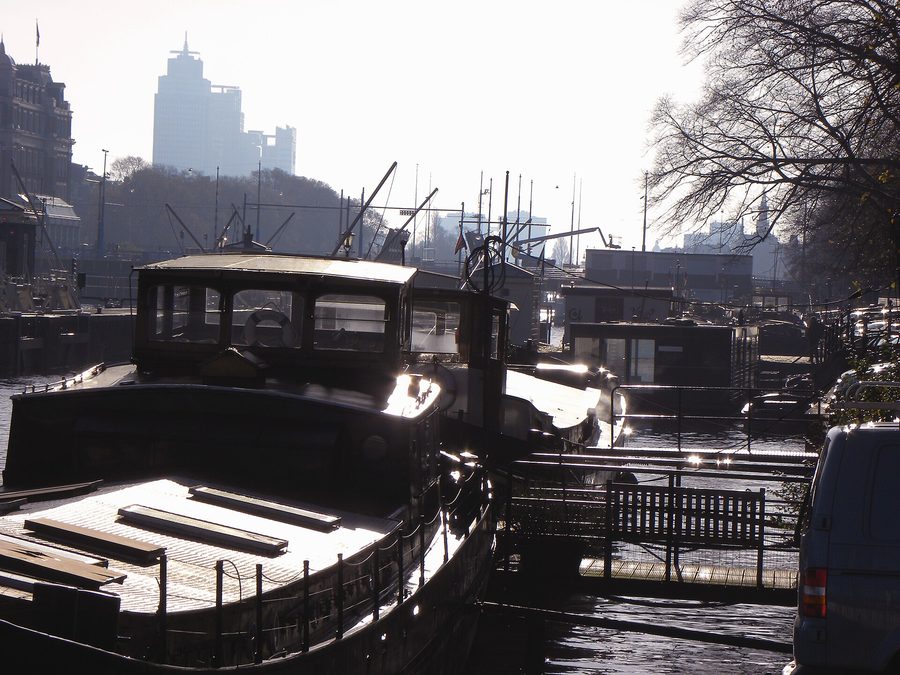 Hausboote liegen an einem Kanal in Amsterdam